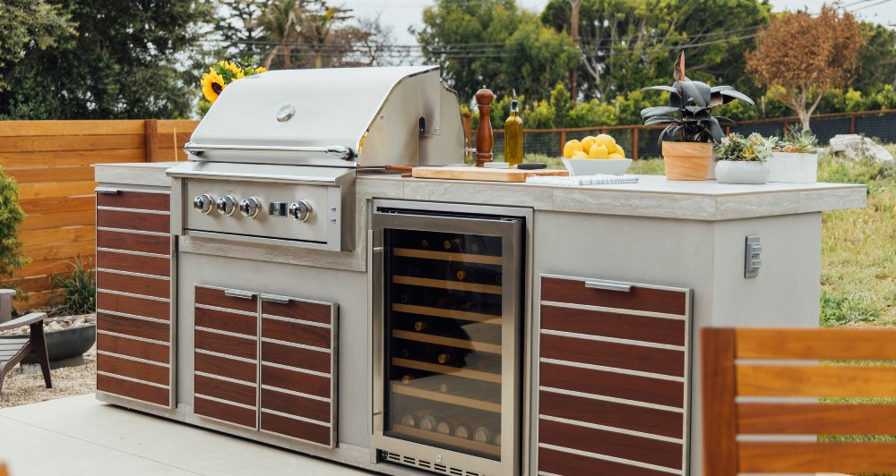 A Buying Guide for Items Needed in an Outdoor Kitchen