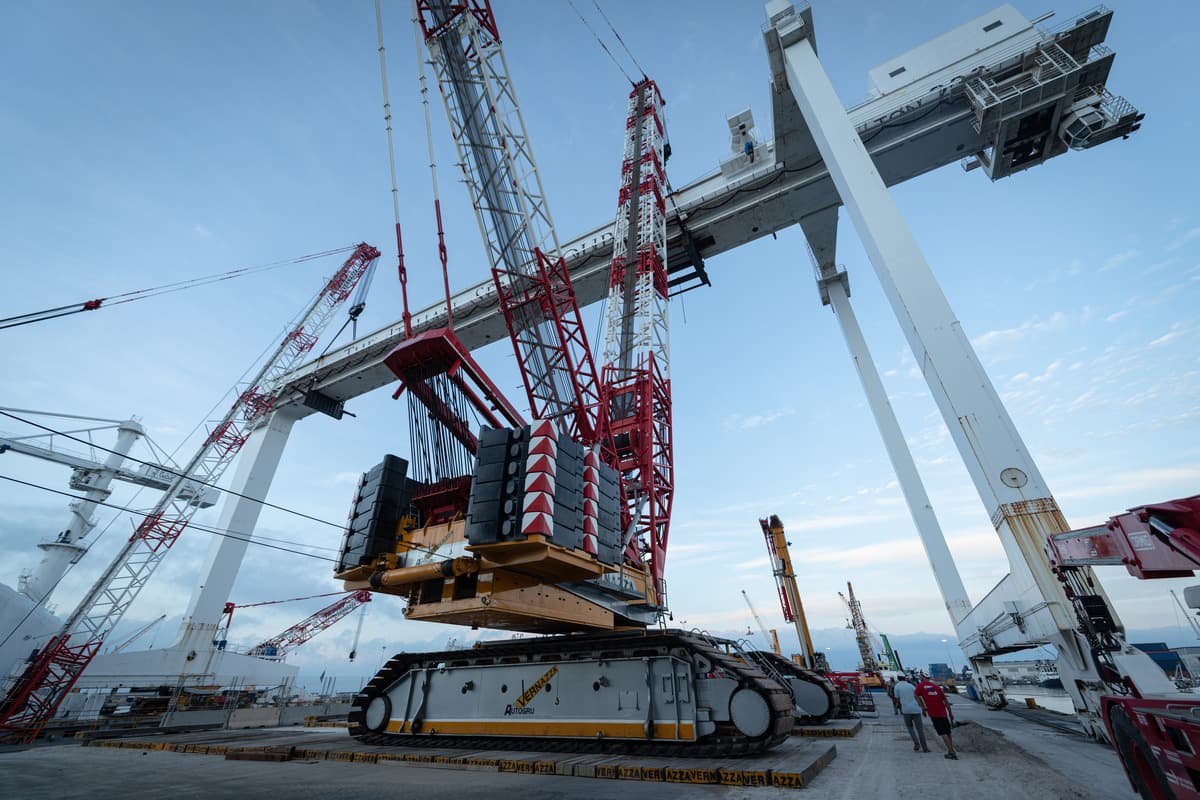 Conquer Complex Lifts with Singapore’s Crawler Cranes